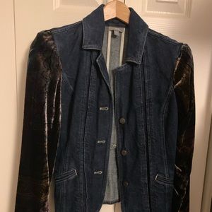 Jean jacket with velvety sleeves